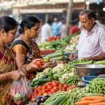 बाजार में बढ़ती कीमतों के बीच सामान खरीदते लोग